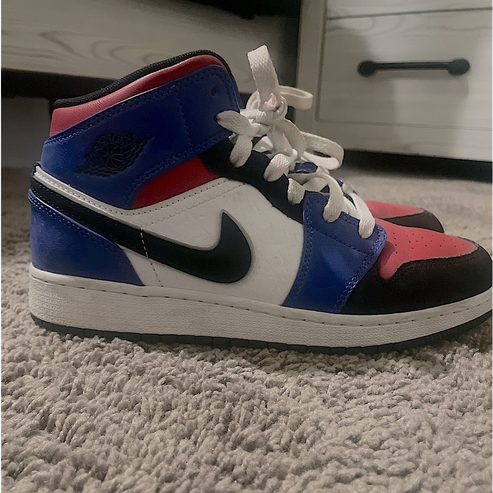 Nike Jordan- 1 Mid Top 3